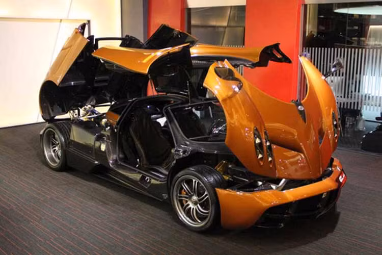 Pagani Huayra của Minh Nhựa đã trải qua 3 lần thay áo khác nhau. Mới đây nhất chiếc Pagani Huayra độc nhất Việt Nam đã mang màu áo với điểm nhấn là 2 màu đen Matte và xanh Matte Night Metallic làm màu chủ đạo. Bộ áo này mất gần 1 tuần để những người thợ tại Sài thành thực hiện.