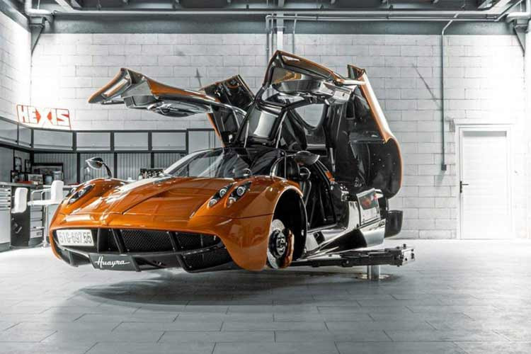 Hiện tại, tình trạng của chiếc xe Pagani Huayra cũng được giới mê xe đặc biệt quan tâm, theo hình ảnh gần đây nhất của thần gió được Minh Nhựa chia sẻ, bom tấn Pagani Huayra đã được lột bỏ bộ áo đề-can rất kỳ công, tốn thời gian, tiền bạc của tay chơi này dán cho, để về màu sơn "zin", ngoài ra, đơn vị chăm sóc xe còn đang cố gắng giúp Pagani Huayra về tình trạng mới như xuất xưởng.