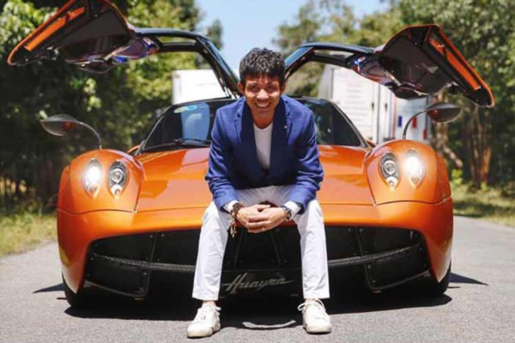 "Trái tim" trên mẫu xe được mệnh danh là "thần gió" này sẽ kết hợp cùng hộp số tuần tự 7 cấp với ly hợp đơn, nhờ đó, xe hypercar Pagani Huayra của Minh Nhựa chỉ mất khoảng 2,8 giây để có thể tăng tốc từ vị trí đứng yên lên 100 km/h trước khi đạt vận tốc tối đa 370 km/h.