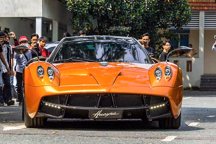 Trước đó, Minh Nhựa đã bán đi "ông hoàng tốc độ" Bugatti Veyron sau khi chiếc siêu xe triệu đô Pagani Huayra cập cảng Việt Nam, vì thế, giới mê xe mới tin rằng tay chơi này có thể làm điều tương tự với "thần gió" khi McLaren Elva đã về Việt Nam.