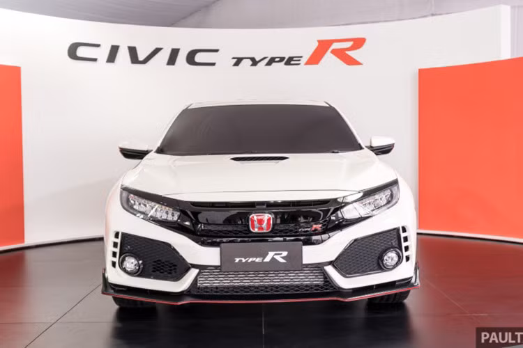 Trên nắp capô của Honda Civic Type R 2018 cũng có hốc gió giúp làm tăng khả năng làm mát động cơ. Ngoài ra, ở phía hai bên thân xe, chiếc xe thể thao Civic Type R phiên bản mới này cũng được trang bị những vòm bánh xe được nới rộng hơn so với các phiên bản thường.