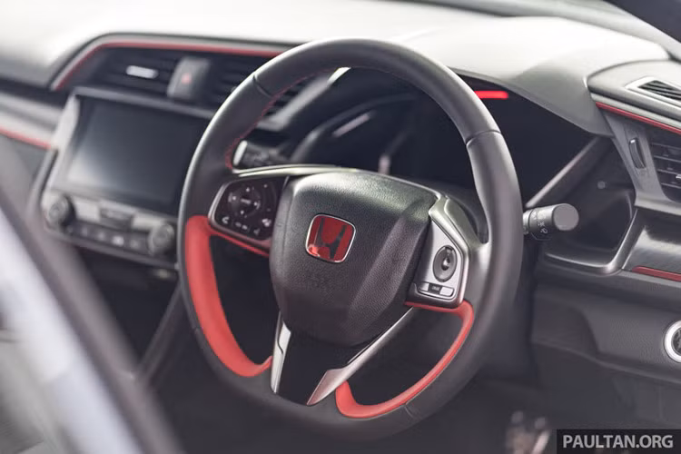 Trang bị tiện nghi của Civic Type R 2018 với hệ thống thông tin giải trí đi kèm màn hình 7 inch, hỗ trợ ứng dụng Apple CarPlay và Android Auto, định vị vệ tinh, ra lệnh bằng giọng nói, dàn âm thanh 540 W cùng ghế thể thao. Các tính năng an toàn hiện đại như cân bằng điện tử, kiểm soát lực bán, phân bổ lực phanh điện tử, trợ lực phanh và giám sát áp suất lốp.