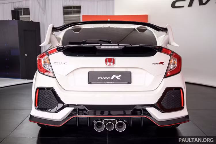 Ở phía sau, Civic Type R cũng gây ấn tượng mạnh bởi cánh đuôi cực lớn cùng bộ khuếch tán và ống xả 3 nòng nằm chính giữa cản sau. Nằm ở phía trên kính sau, Honda cũng đã trang bị cho chiếc xe những "vây" khí động học cùng ộ vành hợp kim Berlina có đường kính 20 inch, đi kèm lốp ContiSportContact 6 với kích thước 245/30.