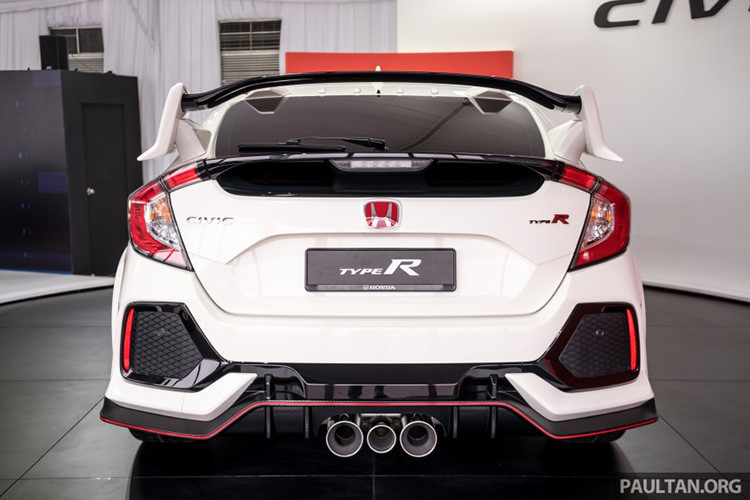 Ở phía sau, Civic Type R cũng gây ấn tượng mạnh bởi cánh đuôi cực lớn cùng bộ khuếch tán và ống xả 3 nòng nằm chính giữa cản sau. Nằm ở phía trên kính sau, Honda cũng đã trang bị cho chiếc xe những "vây" khí động học cùng ộ vành hợp kim Berlina có đường kính 20 inch, đi kèm lốp ContiSportContact 6 với kích thước 245/30.