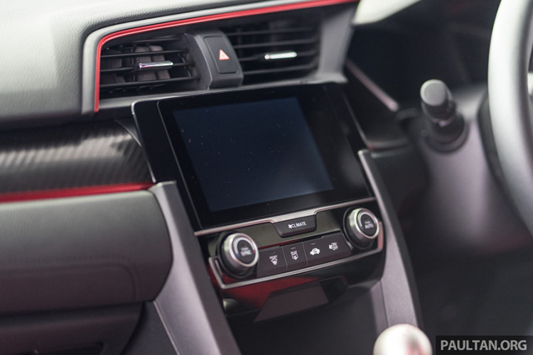 Động cơ của Civic Type R 2017 là VTEC 4 xy-lanh, tăng áp, dung tích 2.0 lít, đồng hành cùng hộp số sàn 6 cấp. Tại thị trường Malaysia, Honda Civic Type R 2017 sở hữu công suất tối đa 306 mã lực tại vòng tua máy 6.500 vòng/phút và mô-men xoắn cực đại 400 Nm tại dải vòng tua từ 2.500 - 4.500 vòng/phút.