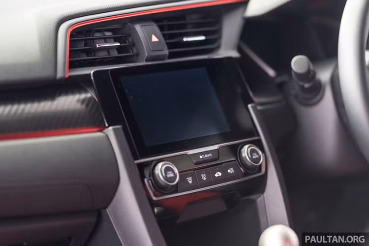 Động cơ của Civic Type R 2017 là VTEC 4 xy-lanh, tăng áp, dung tích 2.0 lít, đồng hành cùng hộp số sàn 6 cấp. Tại thị trường Malaysia, Honda Civic Type R 2017 sở hữu công suất tối đa 306 mã lực tại vòng tua máy 6.500 vòng/phút và mô-men xoắn cực đại 400 Nm tại dải vòng tua từ 2.500 - 4.500 vòng/phút.