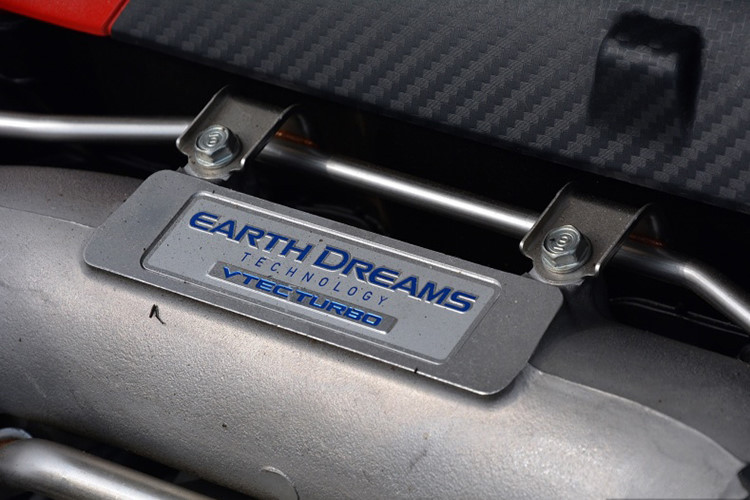 Sức mạnh động cơ cho phép Honda Civic Type R mới tăng tốc từ 0-100 km/h trong 5,7 giây và đạt vận tốc tối đa 272 km/h. Hiện Honda Civic Type R 2017 là mẫu xe dẫn động cầu trước có thời gian hoàn thành vòng đua Nurburgring nhanh nhất thế giới, nó đạt trong 7 phút 43,8 giây.