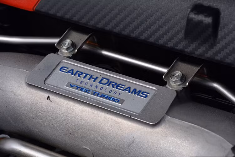 Sức mạnh động cơ cho phép Honda Civic Type R mới tăng tốc từ 0-100 km/h trong 5,7 giây và đạt vận tốc tối đa 272 km/h. Hiện Honda Civic Type R 2017 là mẫu xe dẫn động cầu trước có thời gian hoàn thành vòng đua Nurburgring nhanh nhất thế giới, nó đạt trong 7 phút 43,8 giây.