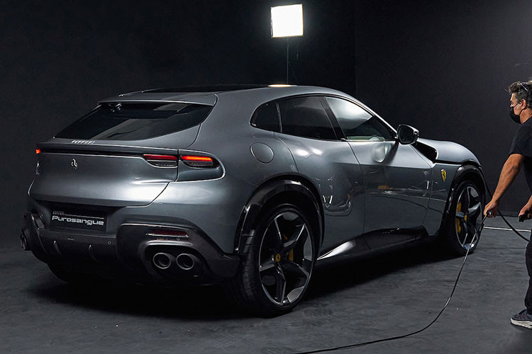 Purosangue 2023 của Ferrari được trang bị rất nhiều khe gió để tăng tính khí động học cũng như làm mát phanh và động cơ, từ mặt tiền xe sẽ thấy luồng gió được điều chỉnh qua hốc đèn pha đi ra lỗ gió bên hông, tiếp đến là 2 hốc gió phía trước giúp sức nóng của phanh đẩy ra sau.