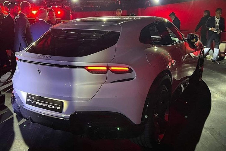 Kiểu cửa mở ngược được cho sẽ giúp hành khách ra vào khoang lái dễ dàng và thuận thiện hơn vì chiều cao của xe Ferrari Purosangue 2023 khá khiêm tốn so với hình ảnh của các xe SUV. Có vẻ điều này đã khiến hãng xe Ý cho rằng không nên xem Ferrari Purosangue hoàn toàn mới là một chiếc siêu SUV.