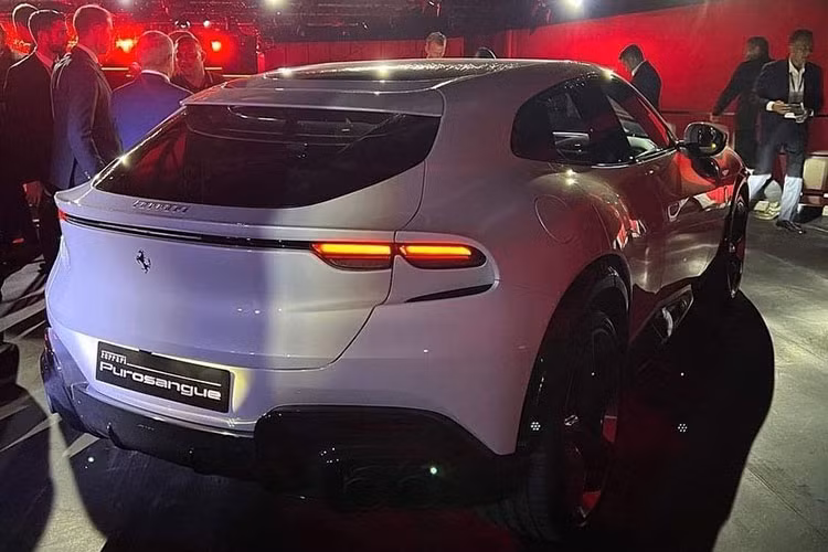 Kiểu cửa mở ngược được cho sẽ giúp hành khách ra vào khoang lái dễ dàng và thuận thiện hơn vì chiều cao của xe Ferrari Purosangue 2023 khá khiêm tốn so với hình ảnh của các xe SUV. Có vẻ điều này đã khiến hãng xe Ý cho rằng không nên xem Ferrari Purosangue hoàn toàn mới là một chiếc siêu SUV.