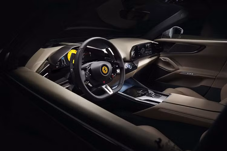Phần đông xe SUV ngày này đều chạy đua hệ truyền động hybrid nhưng Purosangue vẫn được hãng Ferrari trung thành với động cơ xăng và phải là V12, dung tích 6.5 lít, hút khí tự nhiên danh tiếng, hãng xe Ý tuyên bố Purosangue có công suất cao nhất so với bất kỳ chiếc Ferrari GT nào trong lịch sử.