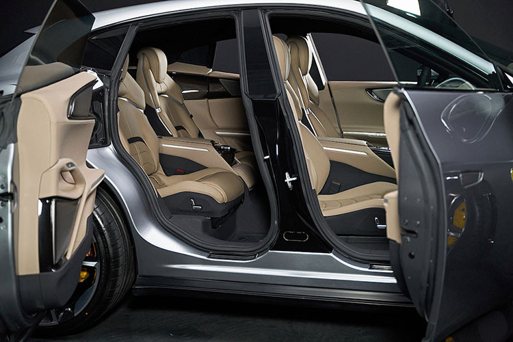 Mở cửa bước vào trong khoang lái, Purosangue 2023 có thể gây sốc nhiều người khi không được trang bị màn hình giải trí ở giữa, đây có thể xem là chiếc xe SUV khác biệt nhất mà chỉ có thể là Ferrari tạo ra cho một thiết kế nội thất khác người.