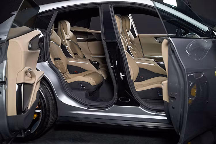 Mở cửa bước vào trong khoang lái, Purosangue 2023 có thể gây sốc nhiều người khi không được trang bị màn hình giải trí ở giữa, đây có thể xem là chiếc xe SUV khác biệt nhất mà chỉ có thể là Ferrari tạo ra cho một thiết kế nội thất khác người.