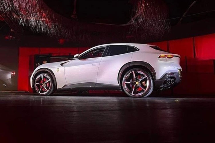 Điều gây ấn tượng đầu tiên của siêu SUV Ferrari Purosangue 2023 không chỉ là 1 chiếc xe đủ chỗ cho một gia đình ngồi thoải mái, khoang hành lý hào phóng hay thiết kế đẹp mắt mà đến từ cửa hành khách có bản lề phía sau, điều này đồng nghĩa xe có cửa mở ngược giống Rolls-Royce mặc dù góc mở không rộng rãi bằng các xe siêu sang của Anh quốc.
