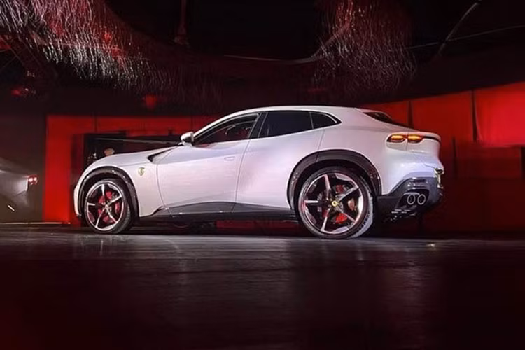 Điều gây ấn tượng đầu tiên của siêu SUV Ferrari Purosangue 2023 không chỉ là 1 chiếc xe đủ chỗ cho một gia đình ngồi thoải mái, khoang hành lý hào phóng hay thiết kế đẹp mắt mà đến từ cửa hành khách có bản lề phía sau, điều này đồng nghĩa xe có cửa mở ngược giống Rolls-Royce mặc dù góc mở không rộng rãi bằng các xe siêu sang của Anh quốc.