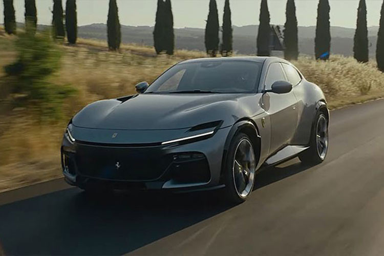 Giá xe Ferrari Purosangue 2023 được tiết lộ khoảng 400.000 đô la (tương đương 9,4 tỷ đồng), gần gấp đôi Lamborghini Urus hay Aston Martin DBX nhưng lại tương đương giá bán xe SUV siêu sang Rolls-Royce Cullinan. Tính nhanh giá về Việt Nam của Ferrari Purosangue 2023 phải trên 36 tỷ đồng, một con số lý tưởng để khách trải nghiệm những điều mới mẻ về chiếc xe gầm cao đầu tiên của Ferrari. 