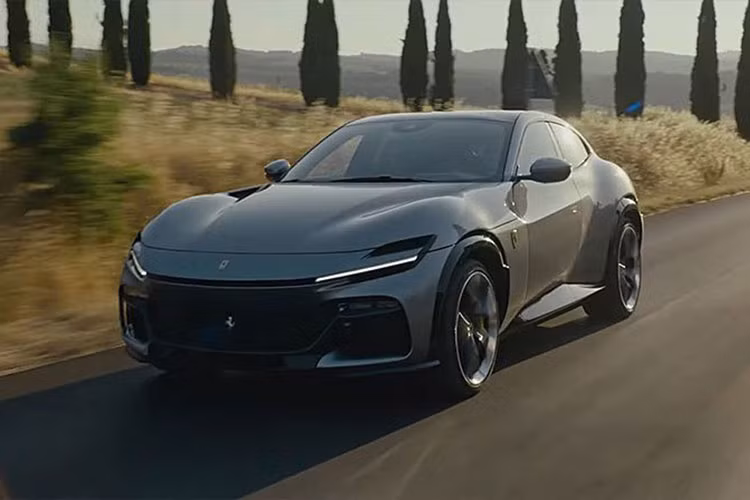 Giá xe Ferrari Purosangue 2023 được tiết lộ khoảng 400.000 đô la (tương đương 9,4 tỷ đồng), gần gấp đôi Lamborghini Urus hay Aston Martin DBX nhưng lại tương đương giá bán xe SUV siêu sang Rolls-Royce Cullinan. Tính nhanh giá về Việt Nam của Ferrari Purosangue 2023 phải trên 36 tỷ đồng, một con số lý tưởng để khách trải nghiệm những điều mới mẻ về chiếc xe gầm cao đầu tiên của Ferrari. 