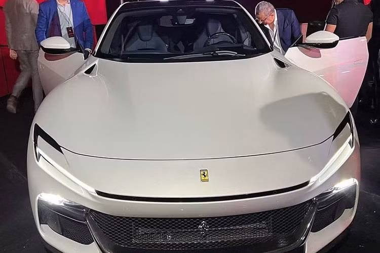 Thiết kế bên ngoài của Purosangue 2023 dựa nhiều vào mẫu coupe Roma thanh lịch của Ferrari. "Phần eo" của xe bị bóp lại, mái nhà bằng sợi carbon, đèn pha LED cực ngầu và đèn hậu mang hơi hướng của chiếc xe Coupe 2+2 đã được sửa đổi trên Ferrari Purosangue 2023. Xe sở hữu bộ la-zăng có kích thước 22 inch cho bánh trước và bánh sau là 23 inch. Xe có trọng lượng 2 tấn.