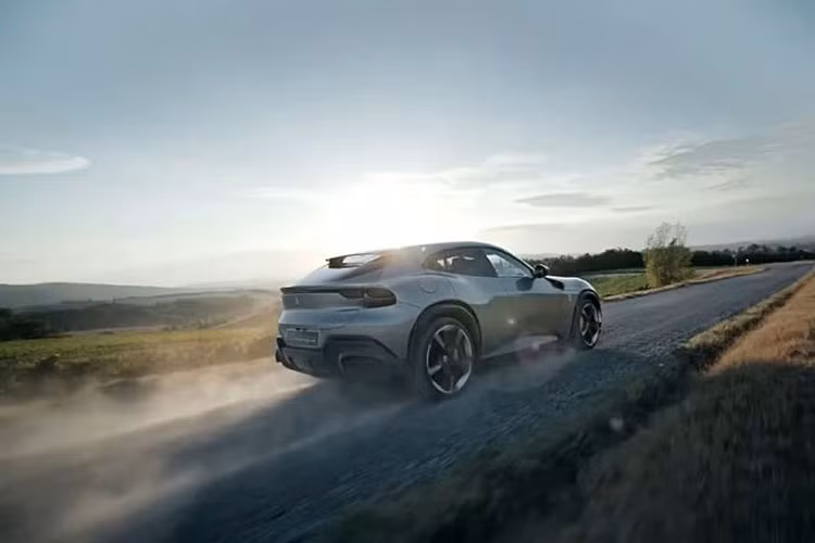 Nhờ vào sự hợp tác với Multimatic, Ferrari đã phát triển một hệ thống treo chủ động sử dụng công nghệ True Active Spool Valve (TASV) sử dụng bốn bộ truyền động 48 volt để kiểm soát hành trình của van điều tiết. Nhưng đáng tiếc là họ không đưa ra giải pháp để nâng cao chiều cao của xe (cố định ở mức 183 mm) và sẽ hạn chế khả năng off-road của nó.