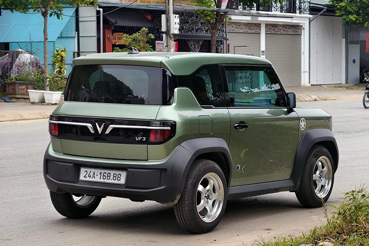 Biển số 24-168.88 của chủ nhân chiếc xe Vinfast VF3 tại Lào Cai này được dân chơi dịch ra thành "nhất lộc phát lộc phát". Theo quan niệm, các biển có số 6888, 6886 và hàng loạt biển khác xoay quanh hai chữ số này cũng đều được coi là biển đẹp.