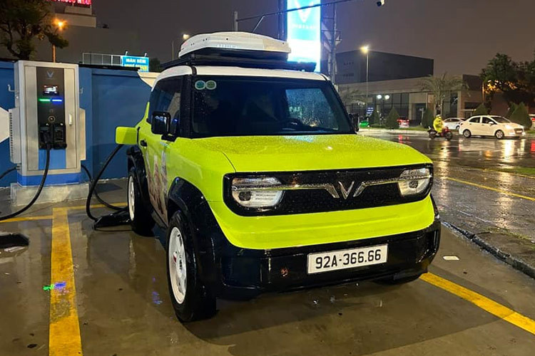 Ngoài biển ngũ quý, biển số tứ quý cũng là một trong những lựa chọn hàng đầu của giới chơi xe. Một chiếc VinFast VF3 biển tài lộc tại Quảng Nam với biển số 92A-366.66 đã thu hút sự chú ý lớn. Theo thông tin từ website đấu giá, biển số này đã được một người đấu giá thành công với mức giá 120 triệu đồng, gấp ba lần so với giá khởi điểm.