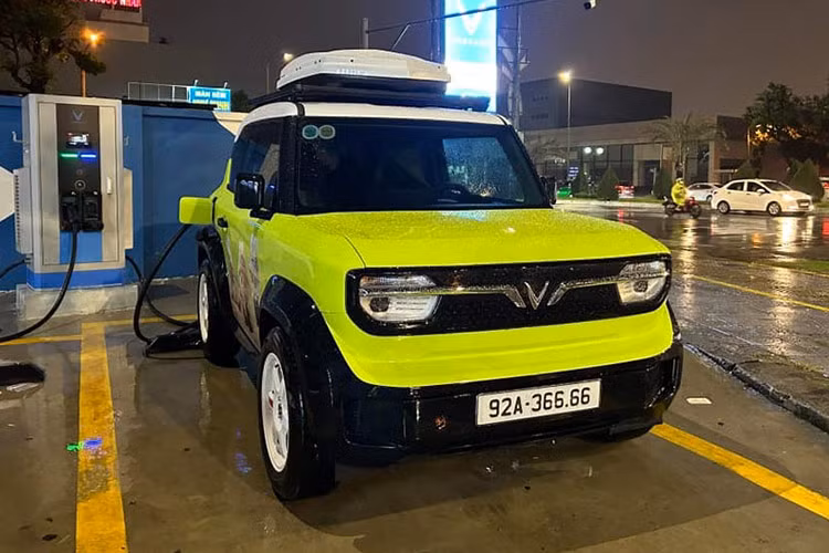 Ngoài biển ngũ quý, biển số tứ quý cũng là một trong những lựa chọn hàng đầu của giới chơi xe. Một chiếc VinFast VF3 biển tài lộc tại Quảng Nam với biển số 92A-366.66 đã thu hút sự chú ý lớn. Theo thông tin từ website đấu giá, biển số này đã được một người đấu giá thành công với mức giá 120 triệu đồng, gấp ba lần so với giá khởi điểm.