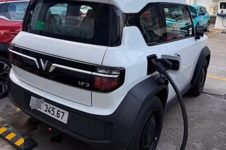 Một chiếc VinFast VF3 khác cũng sở hữu biển sảnh tiến "345.67". Biển số này được đấu giá vào tháng 4/2024 với mức giá 600 triệu đồng và vào tháng 9/2024 với mức giá 540 triệu đồng. Dù vậy, giá trị của biển số vẫn cao hơn gấp đôi so với giá trị của chiếc xe phiên bản thuê pin.