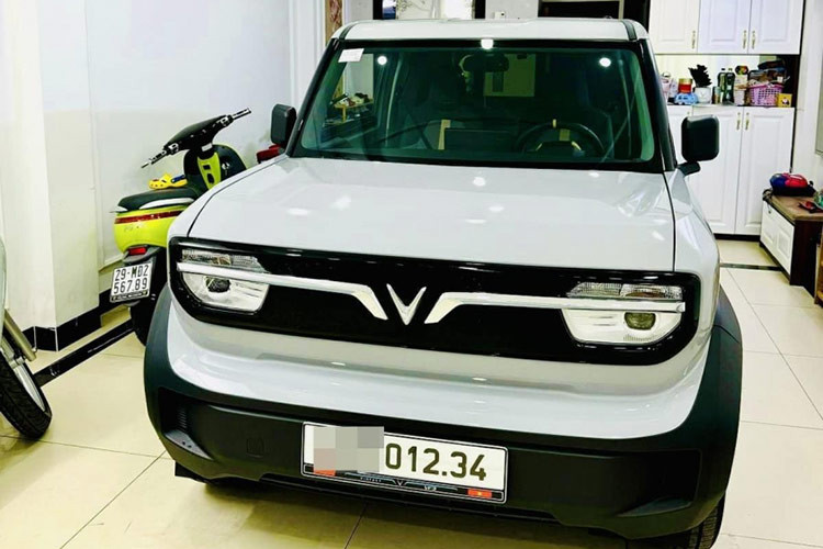 Chiếc VinFast VF3 của anh Đ.T.H tại Hà Nội với biển số "sảnh tiến - 012.34" đã thu hút sự quan tâm khi xuất hiện trên mạng. Biển số này được hiểu là "Nhất mãi tài bốn mùa", mang lại sức khỏe, tài lộc và may mắn cho chủ nhân suốt cả năm. 