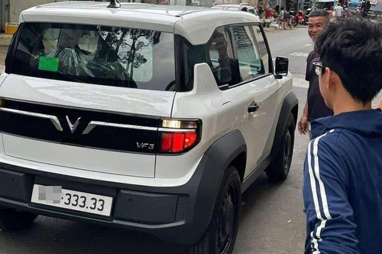 Một trong những biển số gây chú ý nhất là chiếc VinFast VF3 biển số ngũ quý 3 màu trắng. Hình ảnh chiếc xe màu trắng với các trang bị tiêu chuẩn và biển số độc đáo đã nhanh chóng được chia sẻ rộng rãi trên các hội nhóm xe. Đáng chú ý, biển số ngũ quý 3 này đã trải qua hai lần đấu giá trên các trang web đấu giá trong năm 2024.