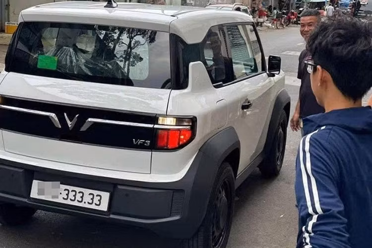 Một trong những biển số gây chú ý nhất là chiếc VinFast VF3 biển số ngũ quý 3 màu trắng. Hình ảnh chiếc xe màu trắng với các trang bị tiêu chuẩn và biển số độc đáo đã nhanh chóng được chia sẻ rộng rãi trên các hội nhóm xe. Đáng chú ý, biển số ngũ quý 3 này đã trải qua hai lần đấu giá trên các trang web đấu giá trong năm 2024.