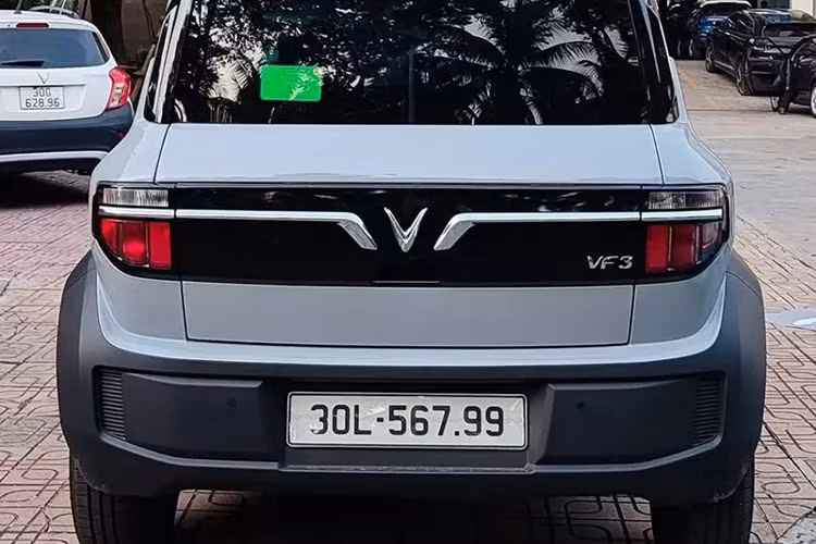 Trên mạng xã hội gần đây đã lan truyền hình ảnh một chiếc xe điện VinFast VF3 mới ra biển 30L-567.99, thu hút sự chú ý đặc biệt từ cộng đồng mạng. Biển số này được xem là có ý nghĩa đặc biệt, vì nếu thay số 4 ở vị trí thứ tư bằng số 8 thì sẽ trở thành một "siêu biển số". 