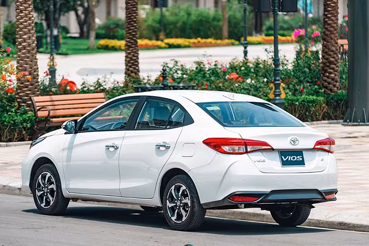 Mức giá mới chỉ từ 458 triệu đồng giúp Toyota Vios khuấy đảo không chỉ phân khúc sedan hạng B mà còn “phả hơi nóng” đến phân khúc hạng A phía dưới. Đây cũng là cơ hội khó có thể bỏ qua với nhóm khách hàng đang quan tâm Vios, đặc biệt là trong giai đoạn kinh tế khó khăn như hiện nay.