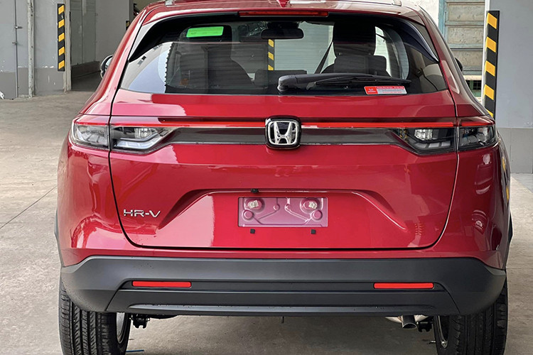 Mẫu xe Honda HR-V phân phối tại Việt Nam được nhập khẩu nguyên chiếc từ Thái Lan, giá bán từ 699 - 871 triệu đồng.