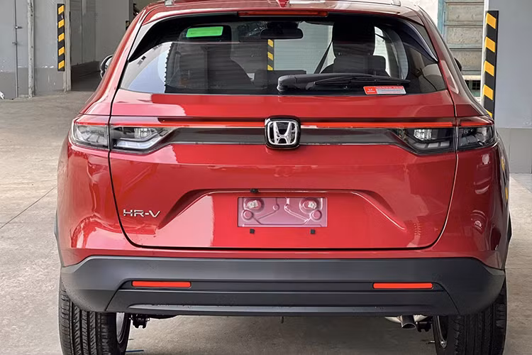 Mẫu xe Honda HR-V phân phối tại Việt Nam được nhập khẩu nguyên chiếc từ Thái Lan, giá bán từ 699 - 871 triệu đồng.