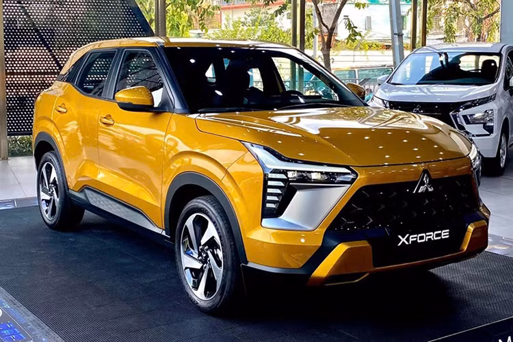  Mitsubishi Xforce: 1.334 xe Vị trí tiếp theo trong bảng xếp hạng 10 mẫu xe bán chạy nhất tháng 3/2024 là Mitsubishi Xforce. Kết thúc tháng, đã có 1.334 xe Xforce bán ra thị trường. Xforce là tân binh "trẻ" nhất trong danh sách các xe bán chạy tháng 3/2024. Tại Việt Nam, Mitsubishi Xforce 2024 được phân phân phối chính hãng 4 phiên bản cùng mức giá dao động từ 599 – 680 triệu đồng.