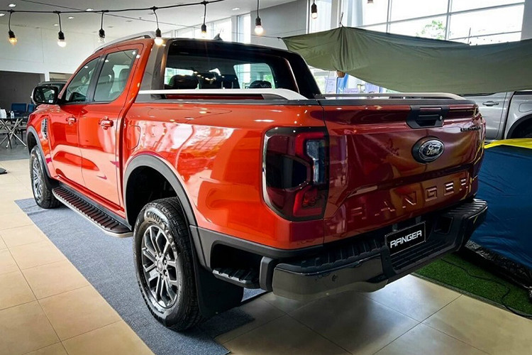 Ford Ranger 2023 được lắp ráp trong nước với 6 phiên bản XL, XLS MT, XLS 2x4 AT, XLS 4x4 AT, XLT và Wildtrak. Giá bán của các phiên bản dao động từ 659-965 triệu đồng. Riêng mẫu cao cấp nhất Ranger Raptor nhập khẩu từ Thái Lan và được bán với giá 1,299 tỷ đồng.