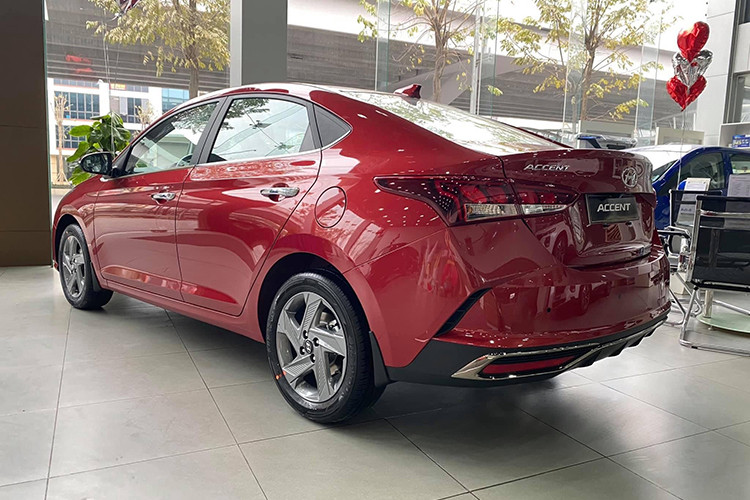 Hyundai Accent tại Việt Nam hiện được Liên doanh Hyundai Thành Công lắp ráp và phân phối với 4 phiên bản, sử dụng động cơ 1.4L đi kèm hộp số sàn 6 cấp hoặc hộp số tự động 6 cấp. Các phiên bản của Accent có giá niêm yết từ 426 đến 542 triệu đồng.