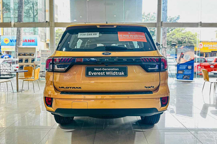 Kể từ khi bước sang thế hệ mới, Ford Everest đã tạo được sức hút đáng nể khi liên tục có doanh số ấn tượng. Ford Everest đời mới có thiết kế vuông vức, nam tính và nội thất với nhiều tiện nghi chất lượng để khiến người dùng phải xuống tiền. Ford Everest được làm mới vào tháng 7/2022 và đang được bán với 5 phiên bản, giá dao động 1,099-1,499 tỷ đồng.