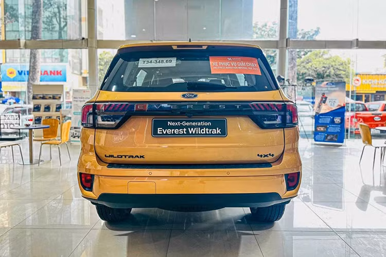 Kể từ khi bước sang thế hệ mới, Ford Everest đã tạo được sức hút đáng nể khi liên tục có doanh số ấn tượng. Ford Everest đời mới có thiết kế vuông vức, nam tính và nội thất với nhiều tiện nghi chất lượng để khiến người dùng phải xuống tiền. Ford Everest được làm mới vào tháng 7/2022 và đang được bán với 5 phiên bản, giá dao động 1,099-1,499 tỷ đồng.