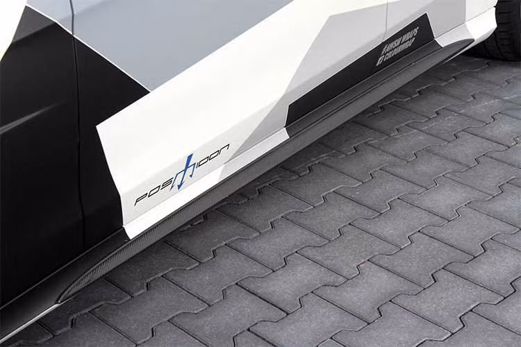 Trên lý thuyết, nó có thể đạt tốc độ tối đa 368km/h nhưng để đảm bảo an toàn cho những chiếc lốp xe, hãng độ xe Posaidon đã buộc phải giới hạn tốc độ tối đa thực tế ở mức 350km/h. Nhằm đạt công suất "khủng", khối động cơ V8 5.5l tăng áp kép đã được Posaidon nâng cấp toàn diện.