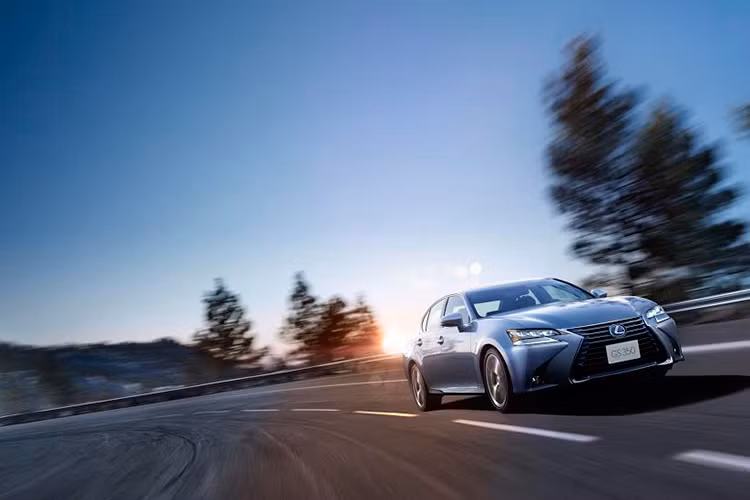 Mẫu sedan hạng sang cỡ trung Lexus GS350 sở hữu động cơ V6 3.5l, VVT-iW, VVT-I, công suất 316 mã lực tại 6.000 vòng/phút, mô-men xoắn cực đại 380 Nm tại 4.800 vòng/phút, hộp số tự động 8 cấp. Xe hiện giảm giá từ 4,470 tỷ còn 4,390 tỷ đồng, giảm 80 triệu đồng so với 2016.