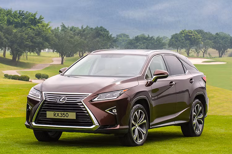 Mẫu crossover của hãng xe sang Nhật Bản thay đổi khá nhiều về thiết kế trong năm 2016, đi kèm với đó là động cơ V6 3,5 lít, cao hơn so với thế hệ trước, đi cùng hộp số tự động 8 cấp. Mẫu xe này cũng được Lexus Việt Nam giảm tới 100 triệu, mức giá niêm yết hiện tại là 3,81 tỷ đồng.