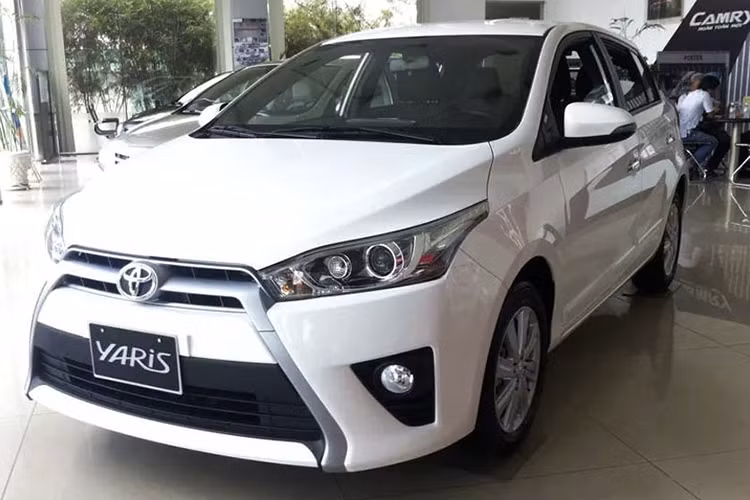 Có giá giảm thấp nhất là mẫu xe cỡ nhỏ Toyota Yaris mới, bản E giảm 44 triệu đồng và bản G giảm 47 triệu đồng. Toyota Yaris là dòng xe cỡ nhỏ hatbach của Toyota phân phối tại thị trường Việt. Phiên bản Yaris không được lắp ráp tại Việt Nam mà nhập khẩu nguyên chiếc từ Thái Lan.