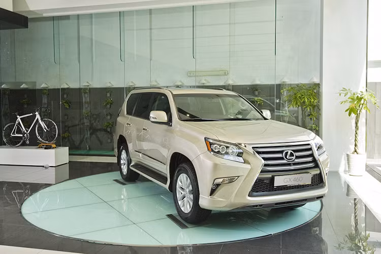 Mẫu SUV 7 chỗ Lexus GX 460 phiên bản 2016, được nhập về Việt Nam trang bị động cơ V8 4.6L, dẫn động 4 bánh toàn thời gian. Mẫu xe này từng sở hữu mức giá 5,2 tỷ đồng vào năm 2016, hiện mẫu xe này đã giảm tới 140 triệu còn 5,060 tỷ đồng trong năm 2017 này.