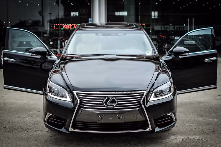Ở thương hiệu xe sang Lexus tại Việt Nam, ngoài 5 mẫu xe là GS200t, ES250, RX200t, NX200t và RC200t, các mẫu xe còn lại đều giảm giá. Đầu tiên phải kể đến là mẫu xe Lexus LS460L, trang bị động cơ V8 4.6L, công suất 360 mã lực và mô-men xoắn cực đại 470 Nm tại 4.100 vòng/phút. Mức giá mới của xe giảm tới 140 triệu còn 7,540 tỷ đồng.