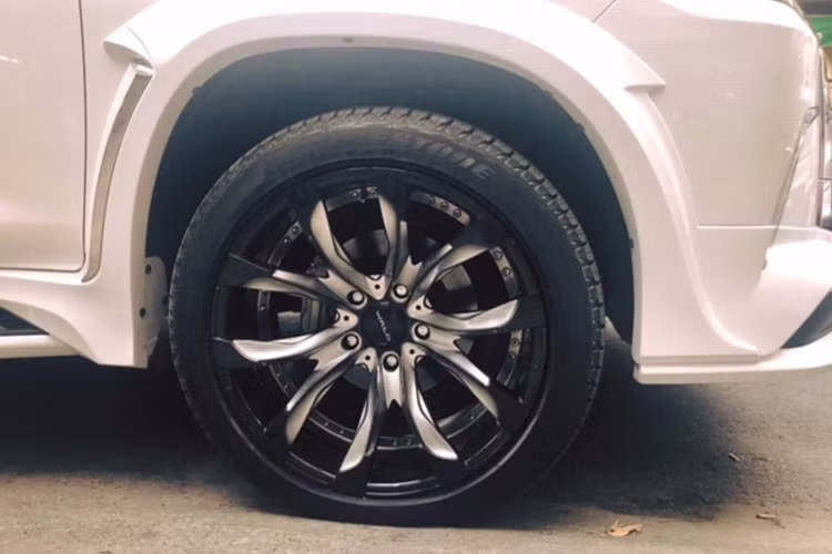 Đi kèm với đó là các tuỳ chọn về bộ vành hợp kim kích thước từ 22-23 inch cũng do Wald thiết kế chế tạo. Ngoài bộ bodykit độc đáo của thương hiệu Wald "đắp" bên ngoài, mẫu xe SUV hạng sang cỡ lớn Lexus LX570 tại Sài Gòn không có sự thay đổi nào về động cơ hay nội thất chiếc xe.