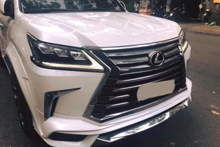 Bên trong cabin của chiếc Lexus LX570 vẫn nguyên bản và được thiết kế với bảng điều khiển trung tâm bố trí lại với các nút điều khiển liên quan tới chức năng lái bao gồm: lựa chọn chế độ lái, chức năng hỗ trợ vượt địa hình và tính năng kiểm soát ổn định thân xe... Hàng ghế sau được trang bị hai màn hình giải trí tinh thể lỏng độ phân giải cao 11,6 inch cùng hệ thống điều hòa công nghệ mới.