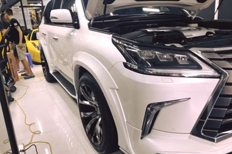 Về công nghệ, LX570 phiên bản 2016 còn được trang bị nhiều chức năng hấp dẫn như tính năng hỗ trợ vượt qua địa hình khó Crawl Control, hỗ trợ vào cua Turn Assist, điều chỉnh độ cao chủ động Active Height Control hay hệ thống treo tự động thích ứng Adaptive Variable Suspension liên tục điều chỉnh hệ số giảm xóc khi lái.