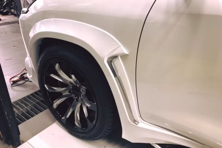 Thương hiệu xe sang Lexus trang bị trên LX570 phiên bản 2016 này hệ thống an toàn bao gồm; theo dõi cảnh báo áp suất lốp (TPMS), hệ thống cảnh báo điểm mù (BSM) sử dụng sóng ra-đa và chức năng cảnh báo điểm mù khi lùi (Rear Cross Traffic Alert) phát hiện và thông báo khi phương tiện khác tiến đến vùng không gian xe sẽ lùi...